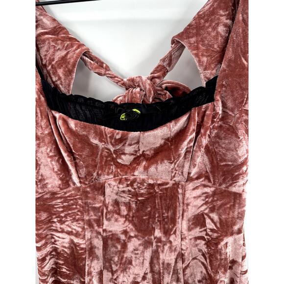 Kimchi Blue - Jill Velvet Mini Dress - Pink Size Medium - Urban Outfitters - Picture 5 of 10
